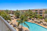 Der Swimmingpool an oder in der Nähe von Beachside Resort &amp; Residences