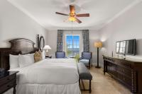 ein Schlafzimmer mit einem Bett und einem Deckenventilator in der Unterkunft Beachside Resort &amp; Residences in Key West