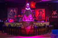 um palco em um bar com luzes roxas em Kyriad Poitiers Jules Verne Site du Futuroscope em Chasseneuil-du-Poitou