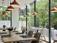 Un restaurant u otro lugar para comer en Canalis Suvarnabhumi Airport Hotel - Free Shuttle from Hotel to Suvarnabhumi Airport