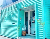 Un edificio azul con una puerta abierta con paraguas. en HOSTEL CHILLAX, en Osaka