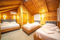 Postel nebo postele na pokoji v ubytování Lodges Shen Nikolla