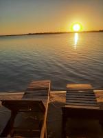 twee bankjes aan de oever van een meer bij zonsondergang bij Jangaloa in Jijoca de Jericoacoara