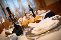 uma mesa com um prato de pão e taças de vinho em De Matie em Canazei