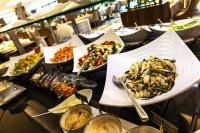 Una línea de buffet con muchos tipos diferentes de comida. en Hotel Plaža Duće, en Duće