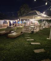 穆里吉奥尔Casa Anastasia的一组桌子和椅子,放在伞下