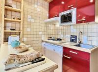 Kuchyňa alebo kuchynka v ubytovaní Résidence Le Bec Rouge - Joli studio rénové avec goût pour 4 personnes à Tignes ski aux pieds et proche des commerces dans le quartier du Lac. Appartemen MAE-2094