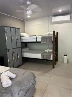 Una habitación con dos literas y un techo en La Posada del Mar, en Dominical