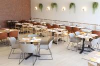 una fila de mesas y sillas en un restaurante en City Express Plus by Marriott Puerto Vallarta, en Puerto Vallarta