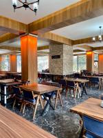 トラブゾンにあるPAZARCIK MOUNTAIN HOTELの木製のテーブルと椅子のあるダイニングルーム