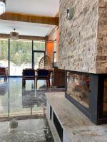 トラブゾンにあるPAZARCIK MOUNTAIN HOTELのリビングルーム(暖炉付)、ダイニングルーム