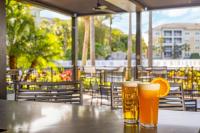 Sheraton Vistana Villages Resort Villas, I-Drive Orlando في أورلاندو: طاولة مع كأسين من البيرة وشريحة برتقال