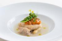 Un plato de comida con camarones y verduras encima. en Simose Art Garden Villa, en Kuba