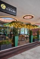 un restaurante con plantas y luces en un edificio en Century City Hotel Urban Square, en Ciudad del Cabo