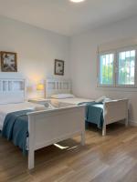 Posteľ alebo postele v izbe v ubytovaní Independent Villa BEACH HOUSE EL BOSQUE