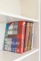 Knihovna v apartmánu