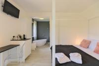 A bed or beds in a room at Villa Morro Suites