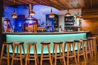 Un bar con taburetes de madera y una barra azul en Bier und Wohlfühlhotel Gut Riedelsbach, en Neureichenau