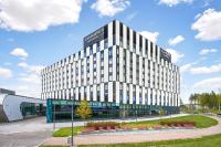 Un edificio alto y blanco con muchas ventanas. en Clarion Hotel Aviapolis, en Vantaa