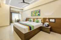 マンガロールにあるTreebo Sky City Grand, 5 Min From Mangalore Airportの部屋の中に大きなベッドがある寝室