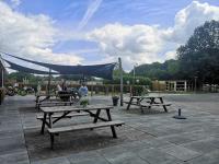 een groep picknicktafels met een blauw zeil eroverheen bij Chalet Hemelriekje in Gasselte