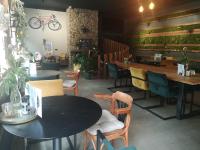 een eetkamer met tafels en stoelen in een restaurant bij Chalet Hemelriekje in Gasselte