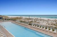 Blick auf den Pool und den Strand in der Unterkunft Pelican&#39;s Landing in Destin