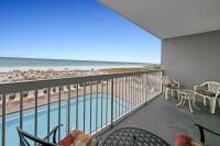 einen Balkon mit Pool- und Strandblick in der Unterkunft Pelican&#39;s Landing in Destin