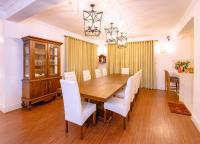 ヌワラエリヤにあるWinchester Little Englandの木製のテーブルと白い椅子のあるダイニングルーム