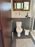 Koupelna v ubytování Extremely comfy apt with spacious private terrace 10min walk to the beach & in Town