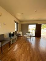 Posezení v ubytování Extremely comfy apt with spacious private terrace 10min walk to the beach & in Town