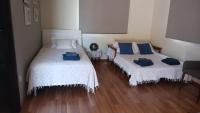 Postel nebo postele na pokoji v ubytování Extremely comfy apt with spacious private terrace 10min walk to the beach & in Town
