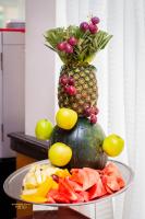 um prato de fruta com um ananás em cima em Airport West Hotel em Accra