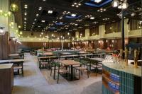 嬬恋村にある軽井沢倶楽部 ホテル軽井沢1130／ヒューイットリゾートの部屋にテーブルと椅子があるレストラン