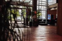 eine leere Lobby mit einer Glastür und einem Auto davor in der Unterkunft Park Hotel Diament Katowice in Kattowitz