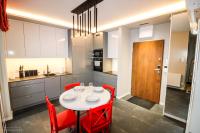 Kuchnia lub aneks kuchenny w obiekcie D Apartments Centrum Ogień