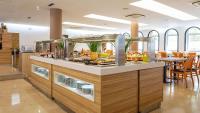 un restaurante con buffet con comida. en Medplaya Hotel Monterrey, en Platja d'Aro