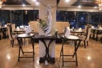 een tafel met een beeld erop in een restaurant bij De Sovrani in kolkata