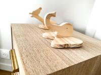 ein Paar Holztiere, die auf einer Theke sitzen in der Unterkunft Le Plaisance, Beuil Les Launes in Beuil