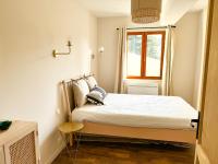 ein Schlafzimmer mit einem Bett und einem Fenster in der Unterkunft Le Plaisance, Beuil Les Launes in Beuil
