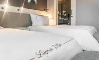 Postel nebo postele na pokoji v ubytování Royal Wings Hotel
