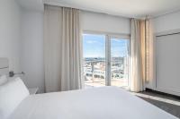 Postel nebo postele na pokoji v ubytování INNSiDE by Meliá Alicante Porta Maris