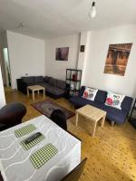 una sala de estar con un sofá y una mesa en Petit appart martil, en Martil