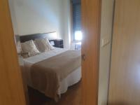 Postel nebo postele na pokoji v ubytování Apartamento en urbanización con piscina en Playa de Silgar