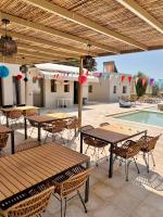 Bazén v ubytování Nirikos Camping nebo v jeho okolí