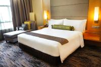 The Waterfront Hotel Kuchingにあるベッド