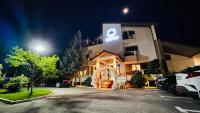 un estacionamiento frente a un edificio por la noche en Pensiunea Waldor, en Bacău