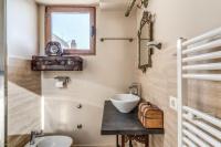 A bathroom at La Musica in the Heart of Sorrento, 100 m from Station