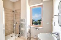 A bathroom at La Musica in the Heart of Sorrento, 100 m from Station