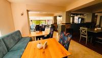 uma sala de estar com um sofá e uma mesa de madeira em Pensiunea Waldor em Bacău
